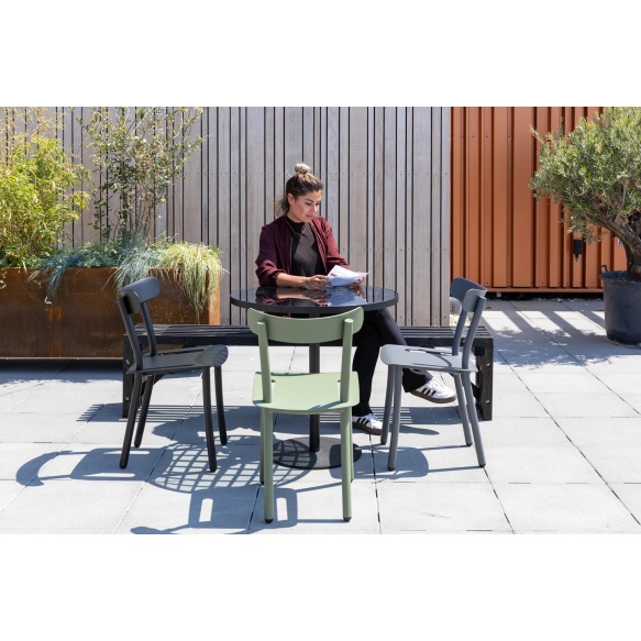 pihatuoli Friday, musta