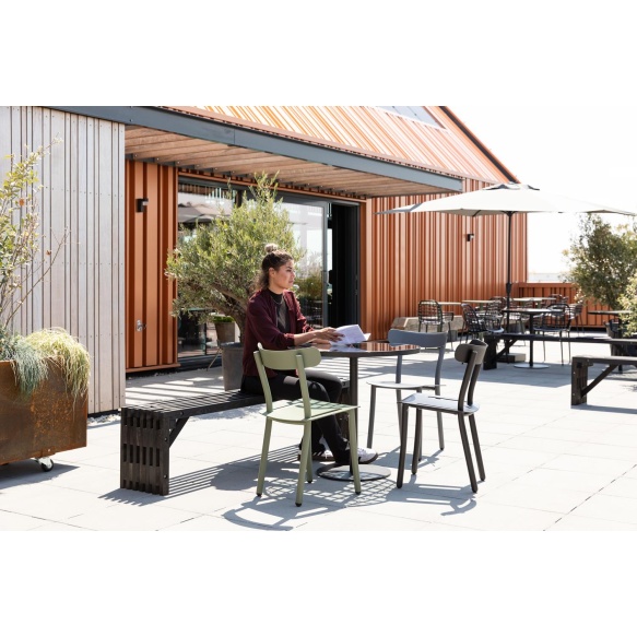 pihatuoli Friday, musta